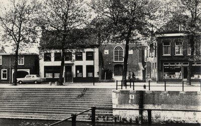 15024 Gezicht over de Oude Sluis op de voorgevels van de bebouwing aan de Dorpsstraat te Vreeswijk uit het oosten. N.B. ...